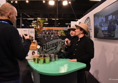 Op de stand van Floriday werd iedereen voorzien van een heerlijk bakje koffie door Bert en Milan van de Burgt. Waar RFH op de beurs staat is Milan te vinden als de persoonlijke barrista.